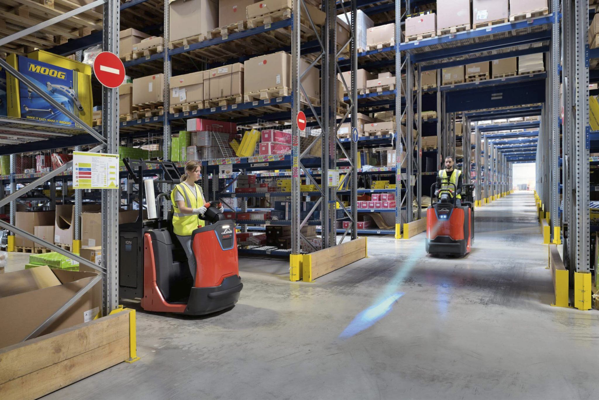 Heftrucks en reachtrucks in magazijn