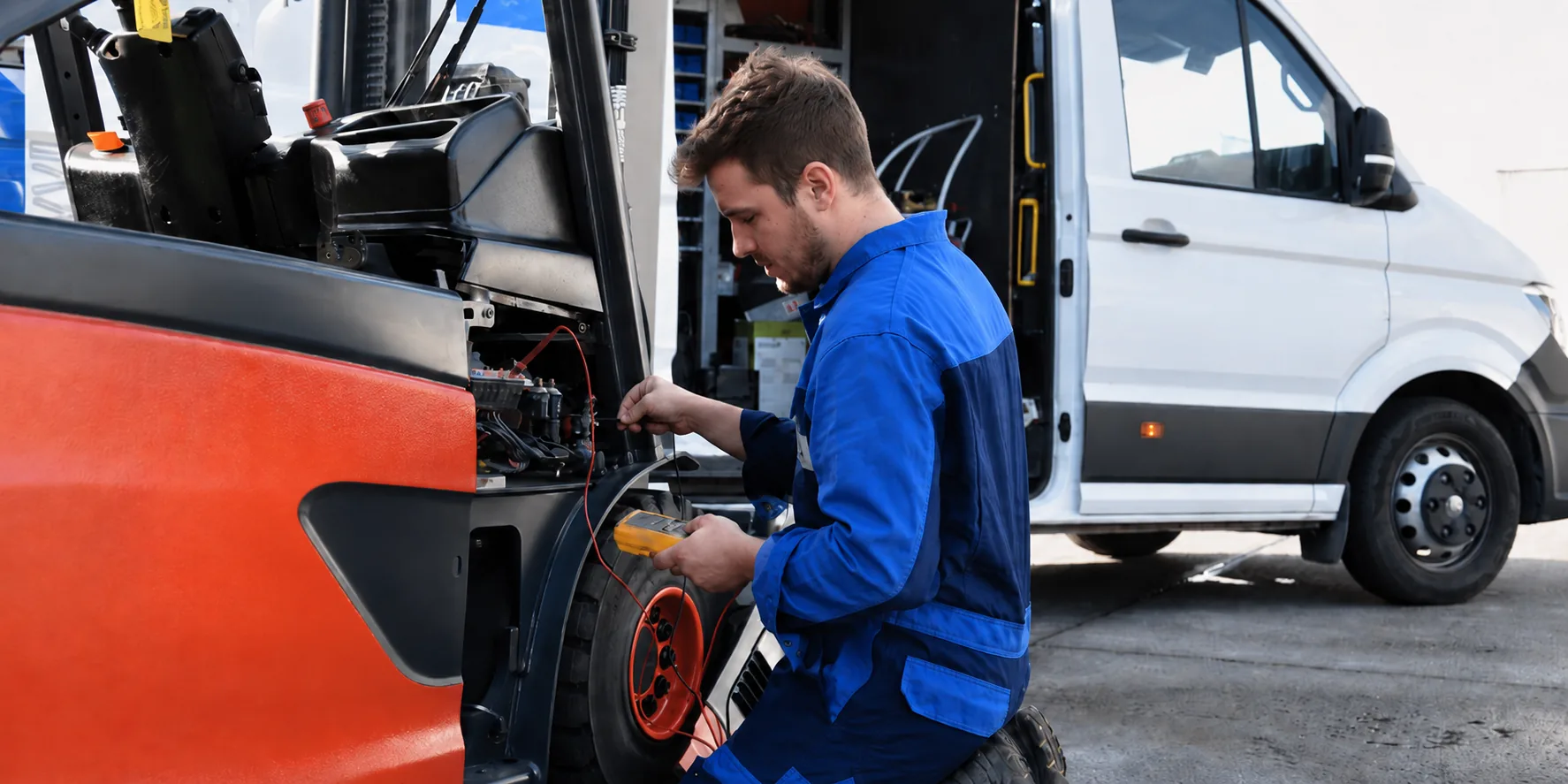 Technicus voert keuring uit op heftruck